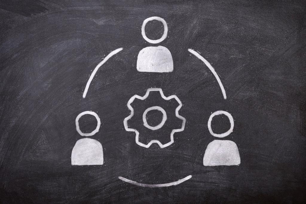 Zespół kreatywny pracujący nad materiałami reklamowymi i contentem