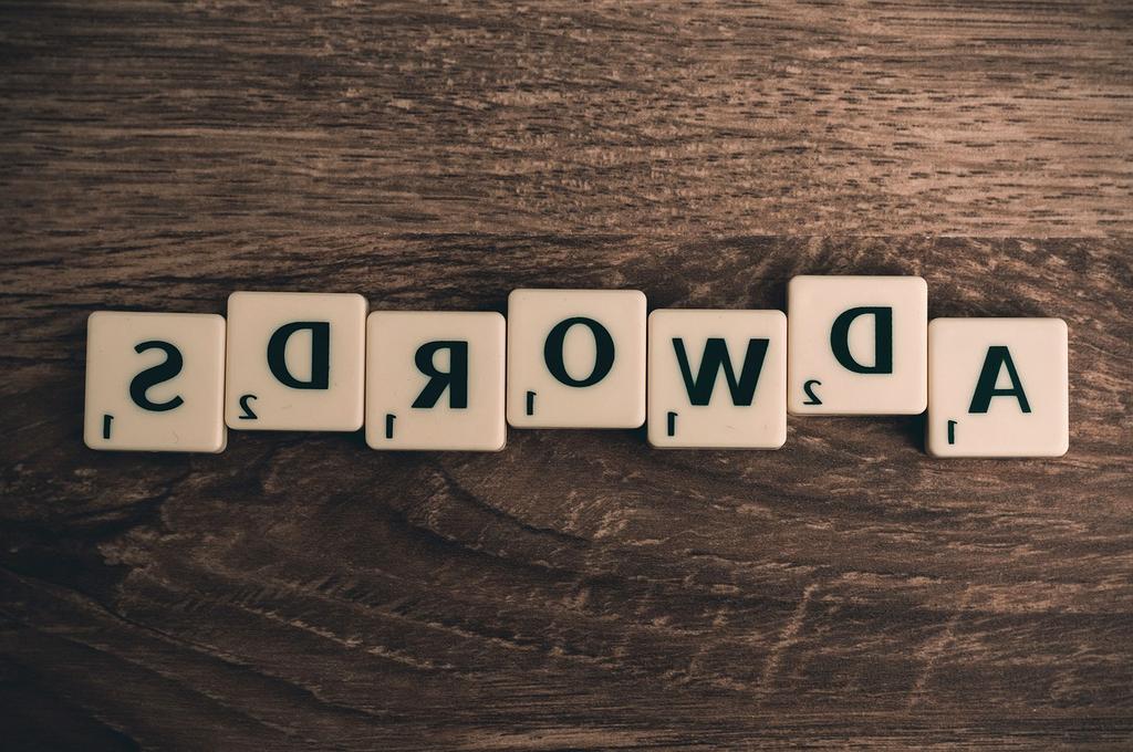 Zespół analityków marketingowych pracujący nad strategią cyfrową