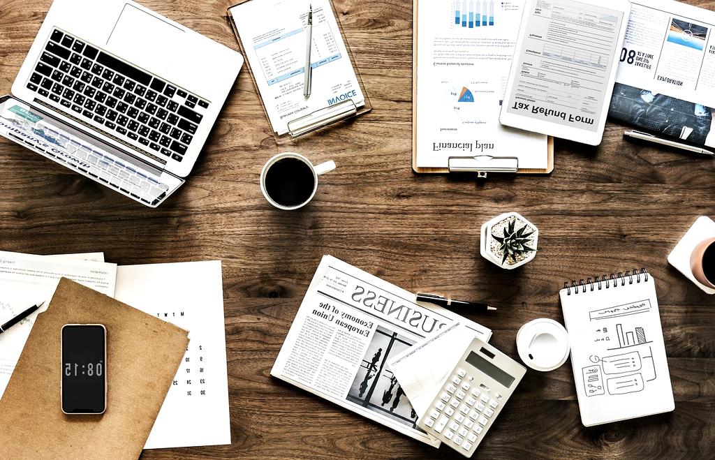 Zespół strategów marketingowych planujący kampanię podczas warsztatów